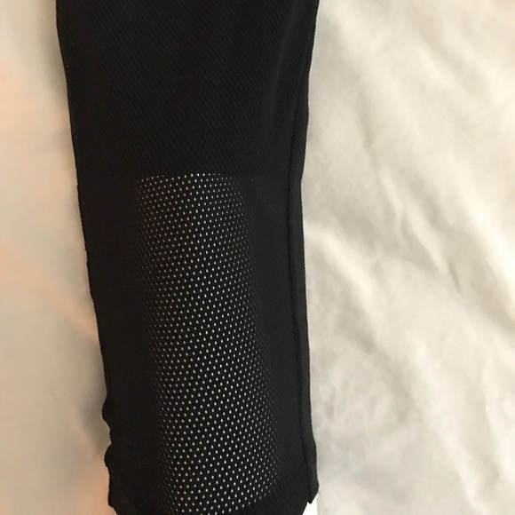 *SOLD*Victoria Secret Cropped Knockout Leggings - Picture 3 of 7